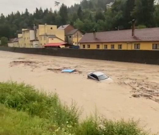 VIDEO. Imagini APOCALIPTICE pe râul Arieș. Mașini „luate pe sus” de apă, locuitorii evacuați.